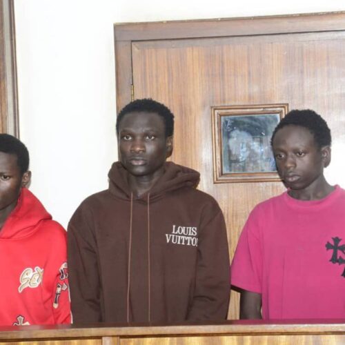 Abayizi 3 basimbiddwa mu maaso gomulamuzi wa Kkooti…