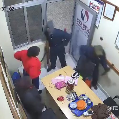 Mu kiro ekyakeesezza olunaku lweggulo abazigu abatanategeerekeka balumbye essundiro lyamafuta erya Stabex erisangibwa Namakome e Kigoogwa