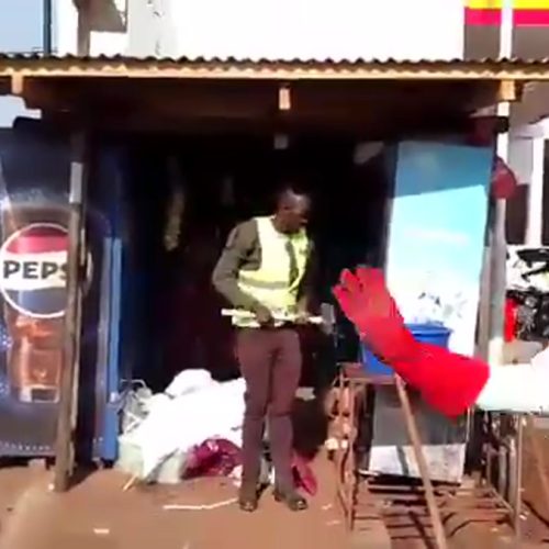 Abobuyinza mu Kibuga Gulu enkya yaleero batandise okumenya obuyumba bwonna obwazimbibwa mu bifo omuyina okutambulira abantu abebigere wamu ne mu