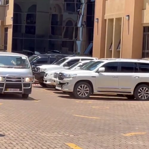 Rtd Col. Dr Kizza Besigye wamu nomuyambi we Hajji Obeid Lutale Kamulegeya ssaako ne Capt.