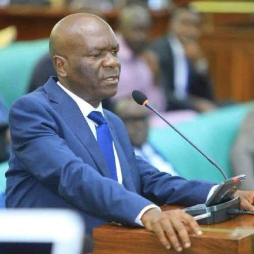 Omubaka wa Mawokota South easala eddiiro okuva mu Forum for Democratic Change nadda mu National Resistance Movement