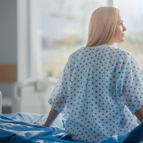 Wuuno Omukazi yajjanjabibwa nawona bulungi kyokka alemedde mu ddwaliro nti ye talina gyagenda kubonaabona bwe batyo abeddwaliro baddukidde mu