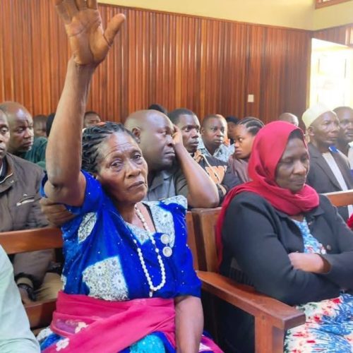 Omulamuzi wa Kkooti Enkulu e Masaka Victoria Nakintu Katamba awadde ensala ye ku kuziikibwa kwomusuubuzi we Masaka Bosco Ssenyonjo Bitanda.