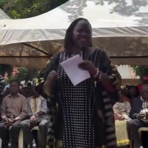 Aba famire ya Waiswa Mufumbiro wamu ne yOmugenzi Edith Katende Mufumbiro basiimye omuyimbi King Saha olwokubeererawo omugenzi nga buli bwabadde