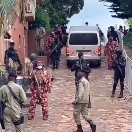 Emmotoka yekitongole kyamakomera ekedde okuleeta Okello Onyum mu Kkooti eyolujjudde etuula e Ggaba etomedde munnamawulire wa PL TV, naddusibwa