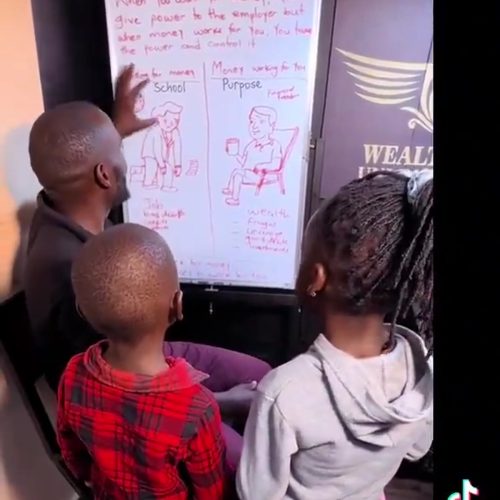 Daniel Kirumira yasazeewo okusomesa abaana ngessira aliteeka ku ngeri gyebasobola okwetandikira emirimu, enkozesa ya ssente wamu nokugaggawala