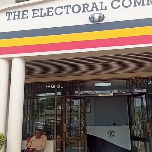 Nsereko Moses aggyeeyo empapula okuvuganya ku kifo kya Ssentebe wa Disitulikiti ye Kikuube.