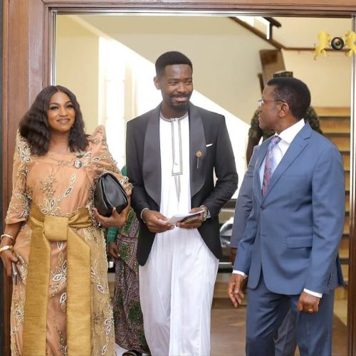 Katikkiro Charles Peter Mayiga Nsisinkanye omuyimbi Irene Ntale ne bba Vincent Kalibbala, ne bazadde baabwe bombi, bankyaliddeko mu Bulange e