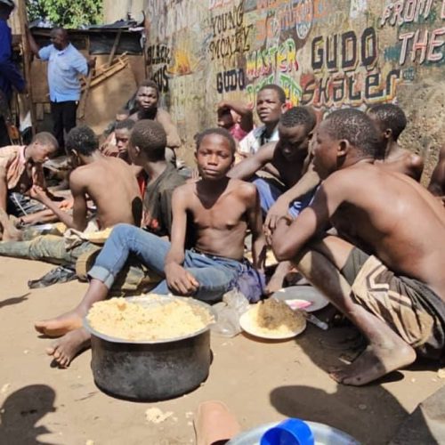 Abasirikale ba Uganda Police Force nga bali wamu nabakwasisa amateeka mu kitongole ekivunaanyizibwa ku Kibuga Kampala ekya Kampala Capital City Authority