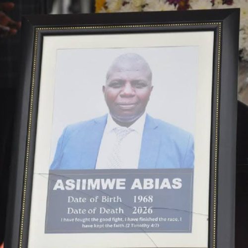 Abakungubazu bakungaanidde ku kisaawe kya Kashenyi mu Monisipaali ye Bushenyi-Ishaka okuziika Abais Asiimwe 57, abadde Chief Finance Officer wa