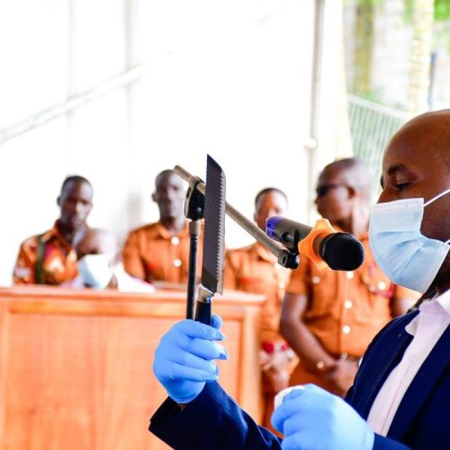 Assistant Superintendent of Police Barnabas Harelimana, nga forensic analyst owa Uganda Police Force olunaku olwaleero aleese alipoota