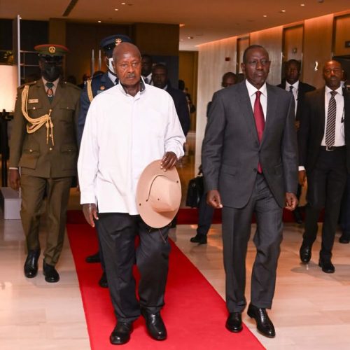 Pulezidenti Yoweri Kaguta Museveni Amafuta bwegaba ga bbeeyi mutuuleko awaka temutambula.