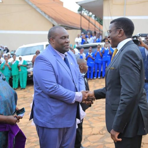 Ssaabasajja Kabaka asiimye musajja we omumyuka asooka owa Ssebwana Dr. Stephen Grace Sseruyange olwokutandikawo essomero lyAbasawo eriyitibwa