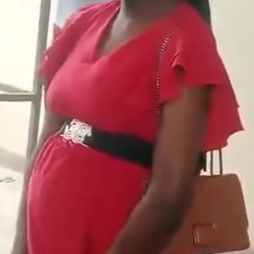 Omuyizi ku Bishop Staurt University agambibwa okusangibwa nessimu enzibe bamufukamizza mu maaso gabanne abetondere wabula ono mu kwogera kwe