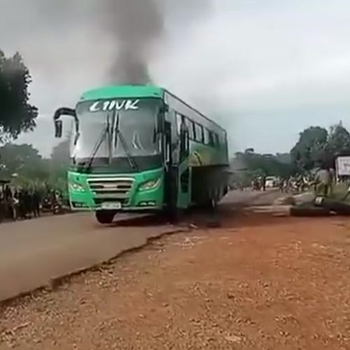 Bbaasi ya Kkampuni ya Link endala ekutte omuliro mu bitundu bye Bujjuuko ku luguudo lwe Mityana.