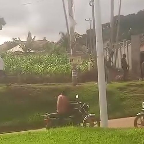 Abebyokwerinda okuli bambega nabasirikale ba Uganda Police Force, aba UPDF nebitongole ebirala basazeeko amaka gabadde Sipiika wa Palamenti