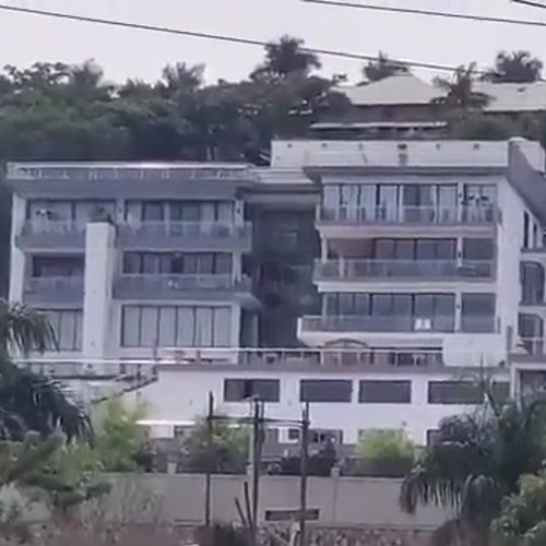 Amaka gabadde Sipiika Anita Annet Among agasangibwa e Kigo gasaliddwako abebyokwerinda nga bagafuuza okunoonya emotoka ekika kya Rolls Royce.