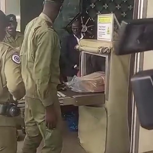 Bambega ba Uganda Police Force nebitongole ebirala byebyokwerinda batandikidde mu offiiisi ya Sipiika okufuuza nga banoonya obujulizi.