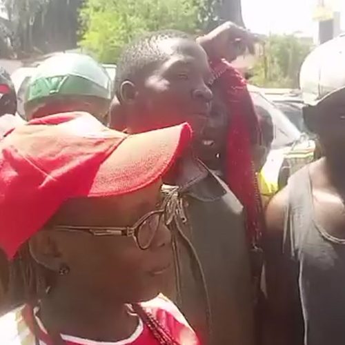 Abawagizi ba Kkiraabu ya Arsenal bakedde ku Radio Simba okulaga essanyu lyabwe oluvannyuma lwa ttiimu yaabwe okusitukira mu kikopo kya Premier