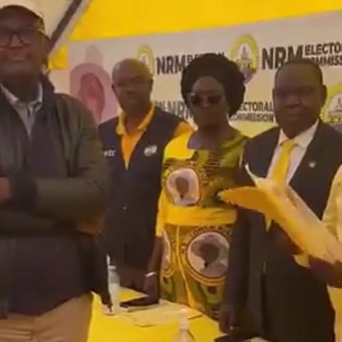 Rtd. Gen. Henry Tumukunde awaddeyo empapula ku Kitebe kya National Resistance Movement