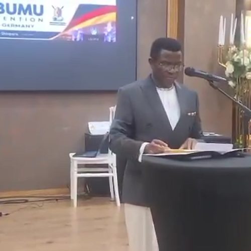 Katikkiro Charles Peter Mayiga aguddewo mu butongole ttabamiruka wa Buganda Bumu European Convention BBECO ayindira mu Berlin ekya Germany mu