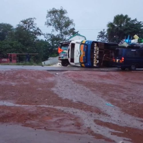 Bbaasi yessomero lya Gulu Secondary School ebadde etwala abayizi okulambula e Jinja efunye akebenje e Kigumba mu kiro ekikeesezza olwaleero.