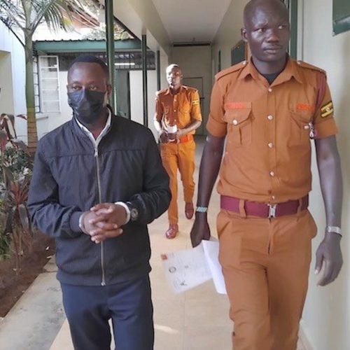 Douglas Kaaya aka Kasozi 40, nga mutuuze we Buziga Makindye yasimbiddwa mu maaso gomulamuzi weddaala erisooka Asuman Muhumuza owa Kkooti ya