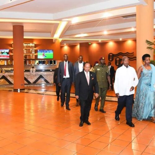 Pulezidenti Yoweri Kaguta Museveni asembezza abagenyi be ku kyeggulo ekitongole okuli nabakulembeze okuva mu mawanga amalala ku Speke Resort,