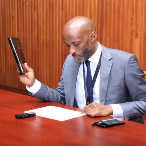 Omubaka wa Kabula County, Hon. Enos Asiimwe yeyasoose okukuba ebirayiro enkya yaleero.