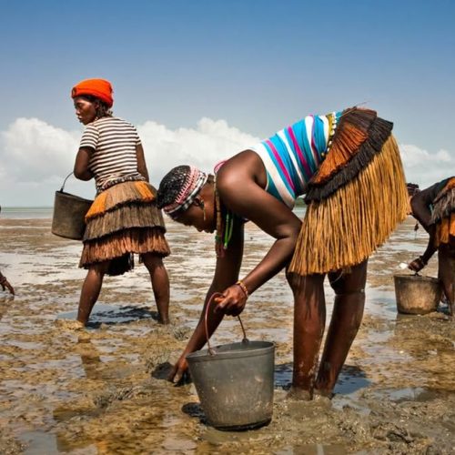 Liirino eggwanga lyabantu ngomuwala yalina okukwana omulenzi ngasobola okumuwandiikira ebbaluwa namusendasenda oba okugenda mu maka gabazadde