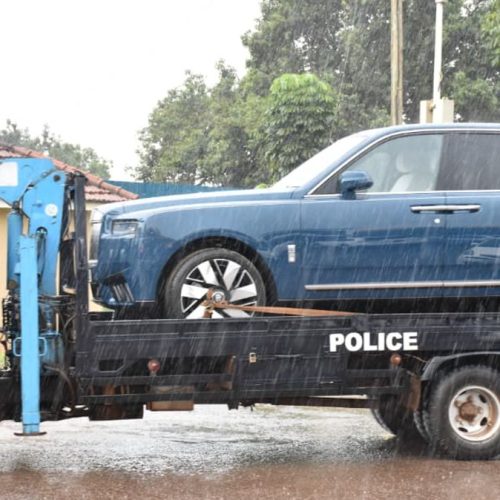 Emotoka zabadde Sipiika wa Palamenti Nnaalongo Anita Annet Among okuli Rolls-Royce ne Range Rover eziboyeddwa Uganda Police Force zituusiddwa ku