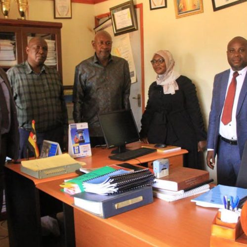 Abadde CAO wa Disitulikiti ye Nakaseke Sarah Nakalungi asiibudde nawaayo offiisi mu butongole eri CAO omuggya Aggrey Mulamira. Nakalungi