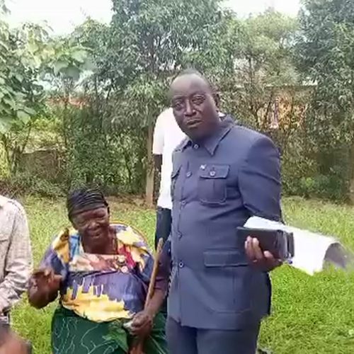 RDC wa Disitulikiti ye Buikwe Richard Kakwezi Chris addizza Namaukadde Koneriya Nalwadda 86, ekibanja ekyali kyawambibwa Mutabani we Andrew