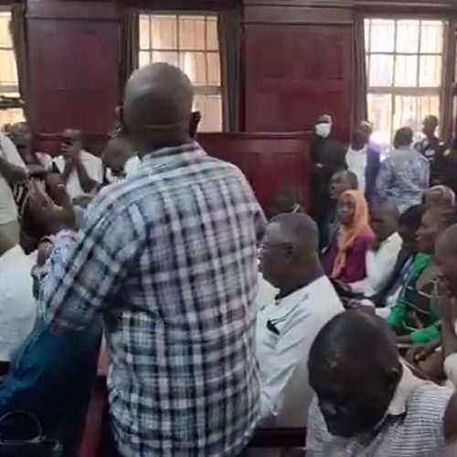 Abawagizi ba Rtd. Col. Dr. Kizza Besigye nga bakoolobya mu Kkooti.