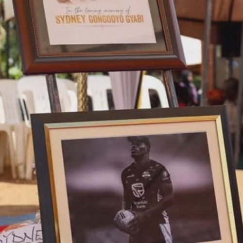 Abemikwano, famire wamu nabantu abalala bakungaanidde mu Buweri Town Council, e Budadiri m7 Disitulikiti ye Sironko okuziika omuzannyi wa Rugby