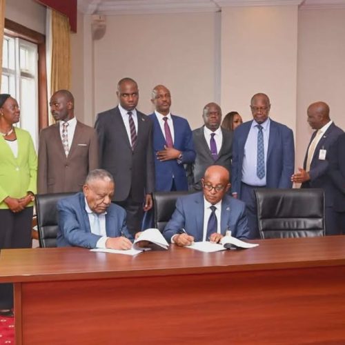 Gavumenti ya Uganda olunaku olwaleero etadde omukono ku ndagaano ku lwa Uganda Airlines ne kkampuni ekola ennyonyi eya Boeing ngeno yakusobozesa