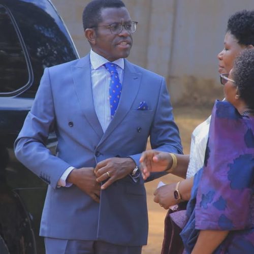 Katikkiro Charles Peter Mayiga  akedde Nabbingo mu Busiro okwetaba ku mukolo ogwokujaguza emyaka 84 egyessomero lya Trinity College Nabbingo.