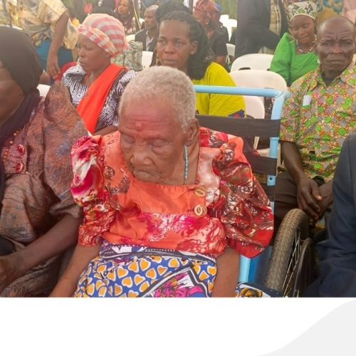 Rev Fr. Bonaventure Kalyesuubula owessaza Masaka eyafiiridde mu kabenje yaziikiddwa olunaku lweggulo wakati mu miranga nebiwoobe. Maama we