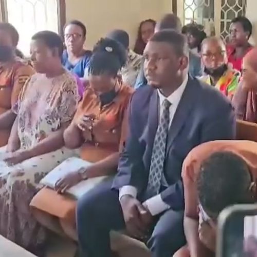 Eyaliko Minisita Miria Matembe akomezeddwawo mu Kkooti okuwulira okusaba kwe okwokweyimirirwa.