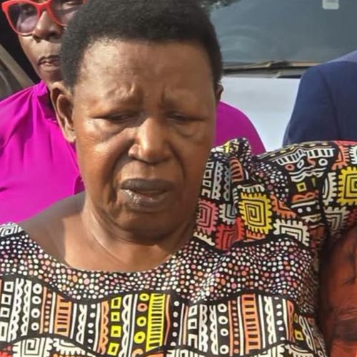 Omulamuzi wa Kkooti Esookerwako etuula e Luzira akitizza eyaliko Minisita era omulwanirizi wEddembe lyobuntu Miria Matembe okweyimirirwa ku