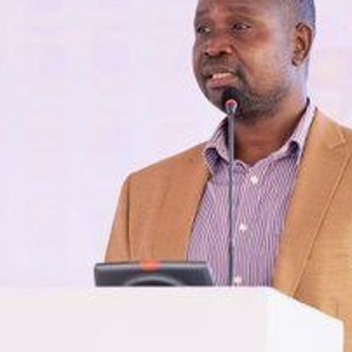 Director of Communications owa Palamenti Chris Obore akwatiddwa abakungu okuva mu offiisi ya IGG atwaliddwa mu Kkooti evunaana abali benguzi